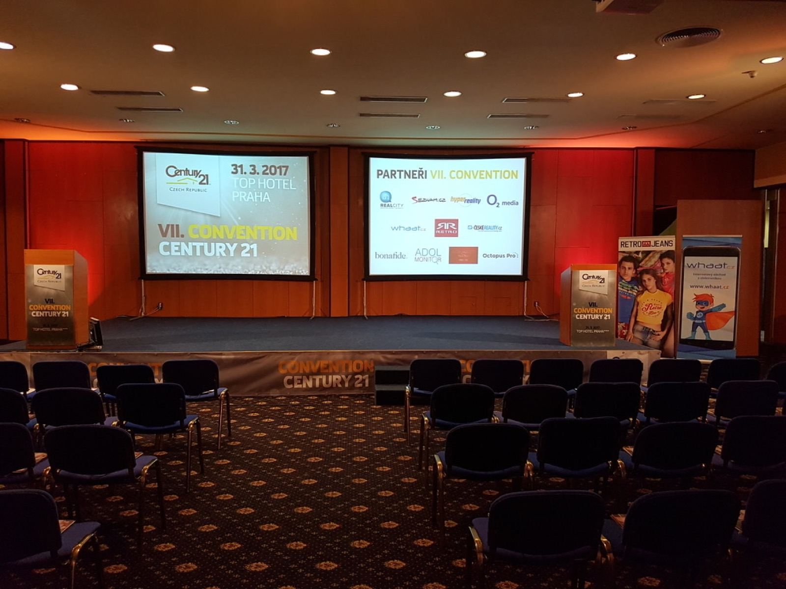 Připravené pódium a technika pro firemní konferenci
