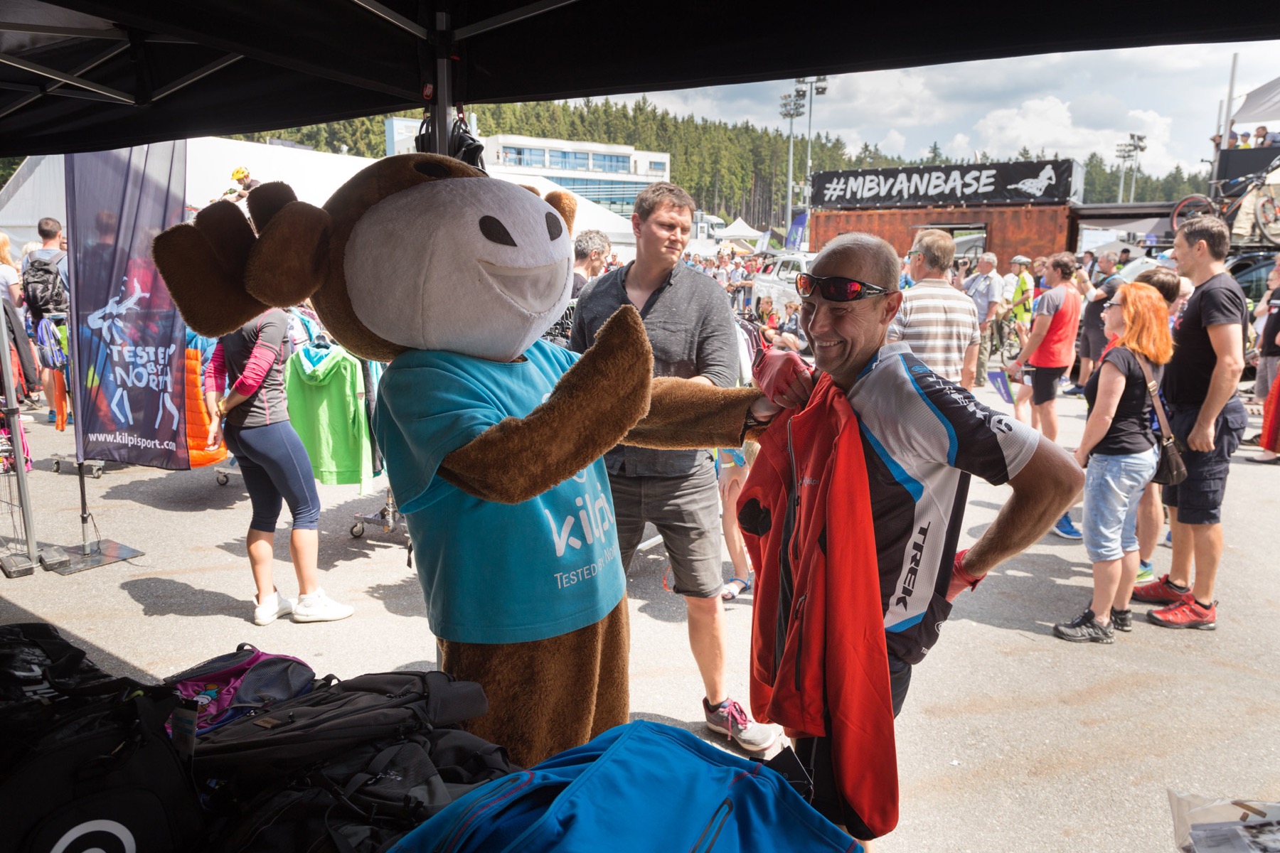 Maskot Kilpi při aktivaci značky na sportovní akci